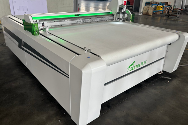 得馬F11高速裁切機